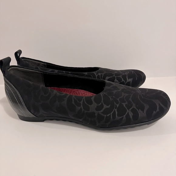 Munro Iriana Floral Slip on Flat in Black - Picture 1 of 6